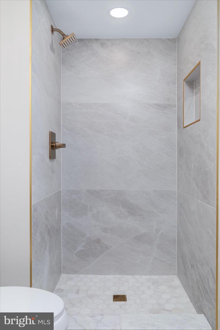 10147 OAKWOOD CHASE CT, OAKTON, Virginia 22124, 4 Bedrooms Bedrooms, ,3 BathroomsBathrooms,Residential,For sale,10147 OAKWOOD CHASE CT,VAFX2292572 MLS # VAFX2292572