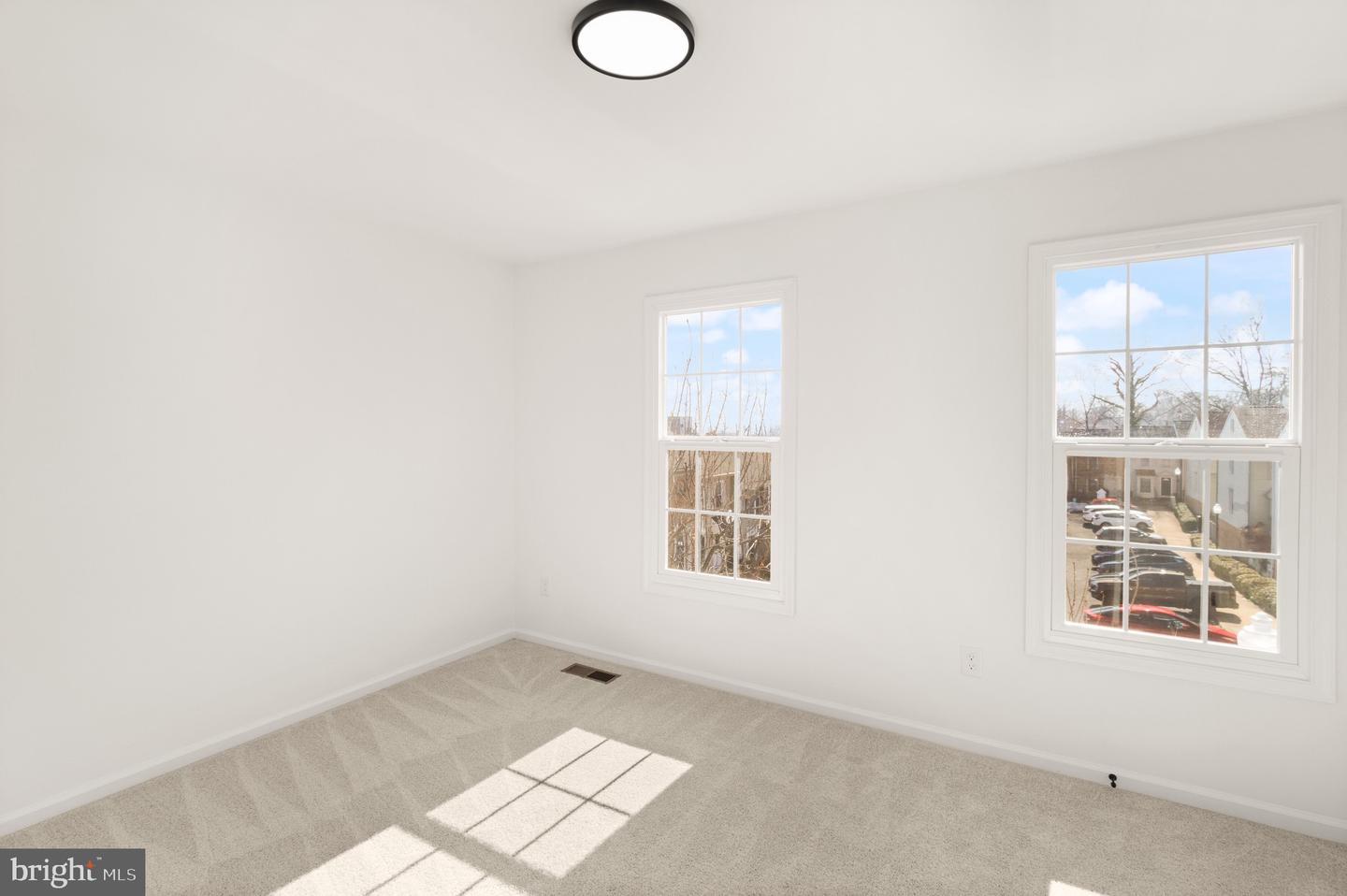 5017 9TH ST S, ARLINGTON, Virginia 22204, 2 Bedrooms Bedrooms, ,3 BathroomsBathrooms,Residential,For sale,5017 9TH ST S,VAAR2069256 MLS # VAAR2069256