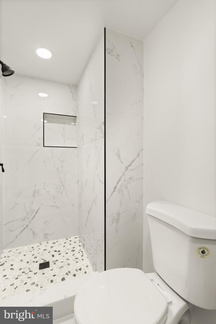 5017 9TH ST S, ARLINGTON, Virginia 22204, 2 Bedrooms Bedrooms, ,3 BathroomsBathrooms,Residential,For sale,5017 9TH ST S,VAAR2069256 MLS # VAAR2069256