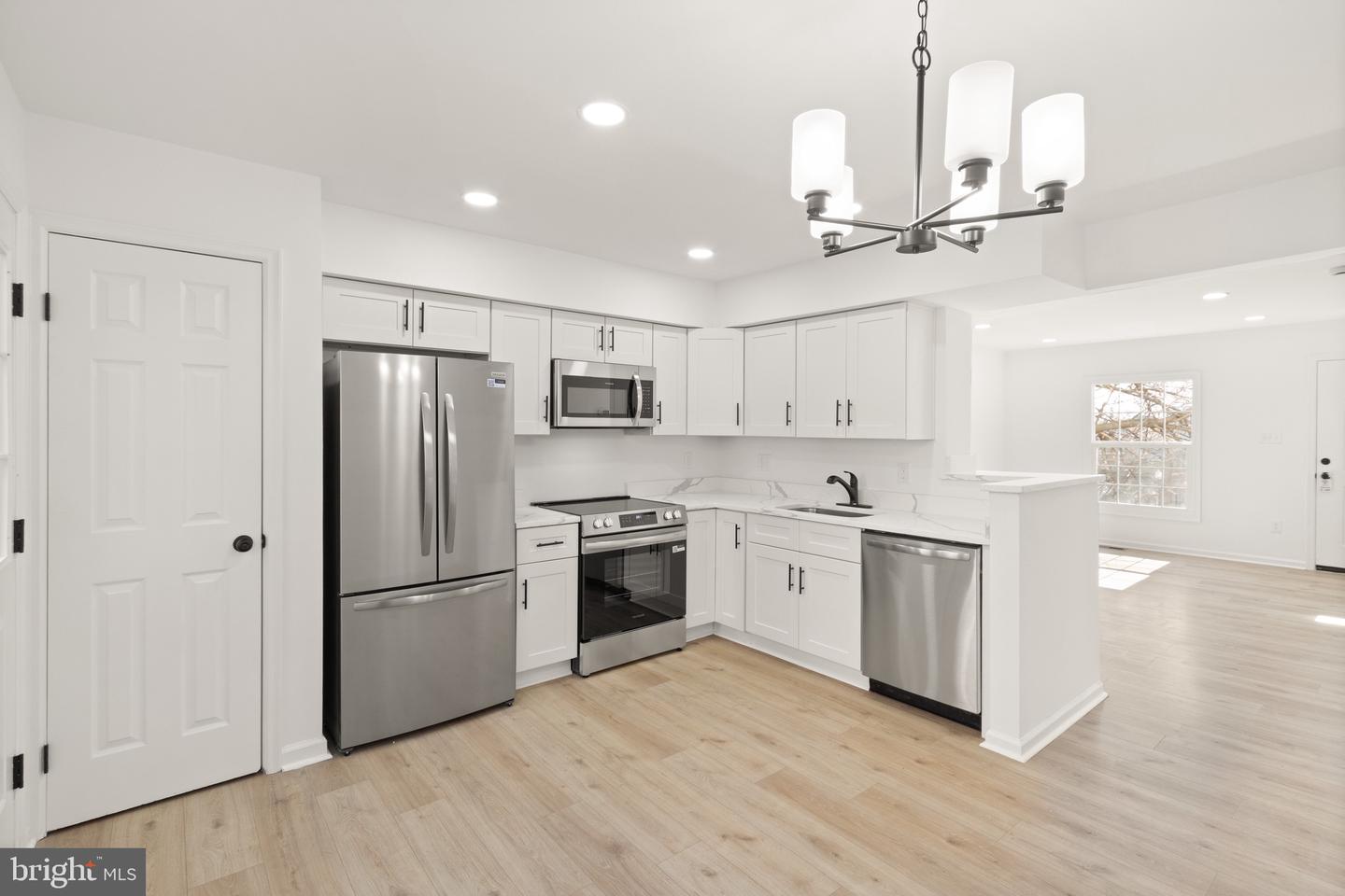 5017 9TH ST S, ARLINGTON, Virginia 22204, 2 Bedrooms Bedrooms, ,3 BathroomsBathrooms,Residential,For sale,5017 9TH ST S,VAAR2069256 MLS # VAAR2069256