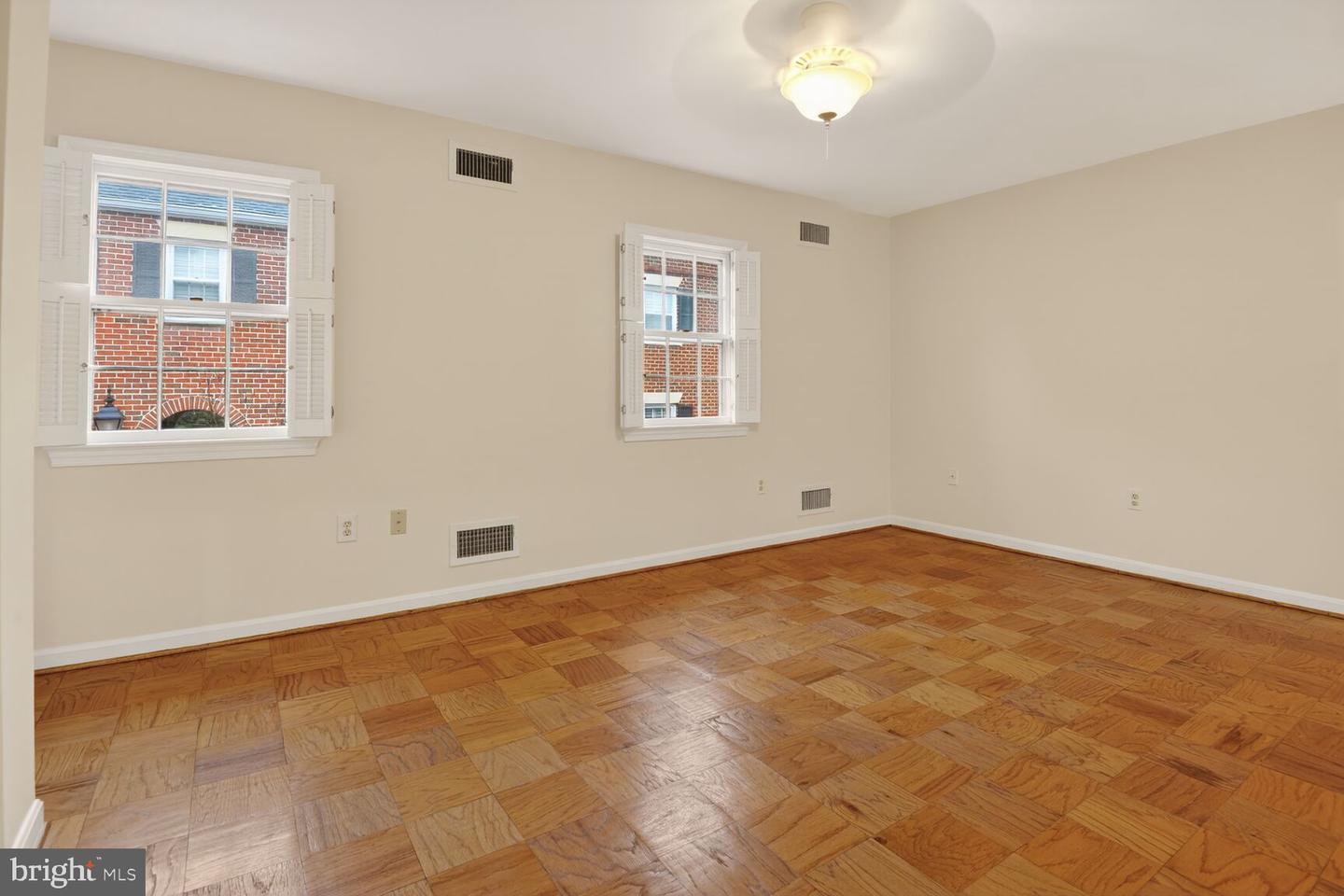 1018 N ROYAL ST, ALEXANDRIA, Virginia 22314, 3 Bedrooms Bedrooms, 6 Rooms Rooms,2 BathroomsBathrooms,Residential,For sale,1018 N ROYAL ST,VAAX2054498 MLS # VAAX2054498