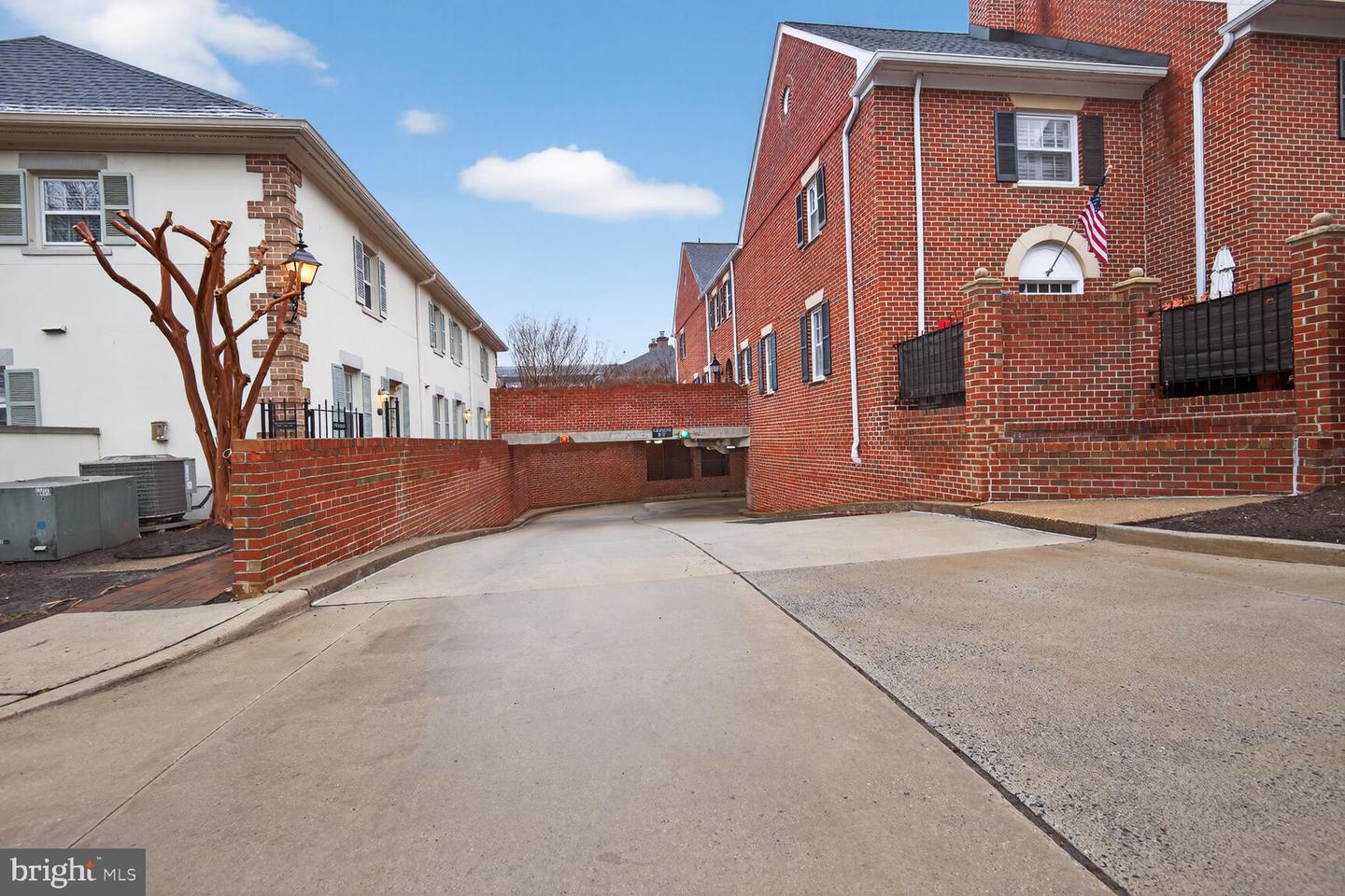 1018 N ROYAL ST, ALEXANDRIA, Virginia 22314, 3 Bedrooms Bedrooms, 6 Rooms Rooms,2 BathroomsBathrooms,Residential,For sale,1018 N ROYAL ST,VAAX2054498 MLS # VAAX2054498