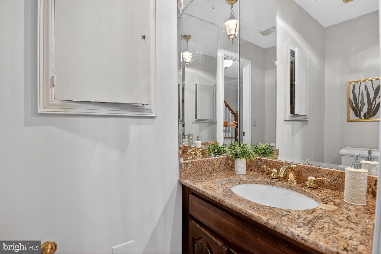 1018 N ROYAL ST, ALEXANDRIA, Virginia 22314, 3 Bedrooms Bedrooms, 6 Rooms Rooms,2 BathroomsBathrooms,Residential,For sale,1018 N ROYAL ST,VAAX2054498 MLS # VAAX2054498