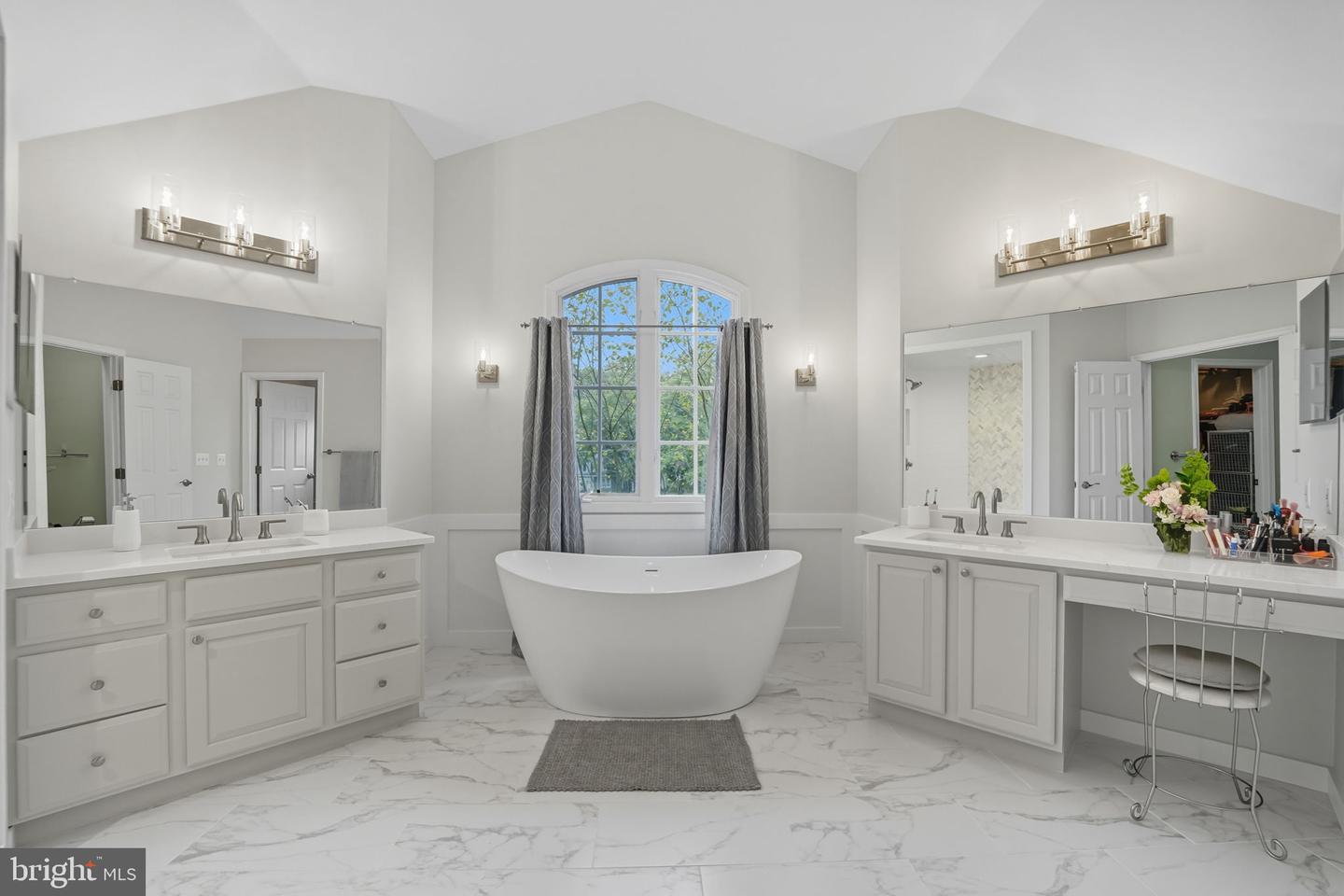 201 PRESCOTT CIR SE, VIENNA, Virginia 22180, 5 Bedrooms Bedrooms, ,4 BathroomsBathrooms,Residential,For sale,201 PRESCOTT CIR SE,VAFX2292856 MLS # VAFX2292856