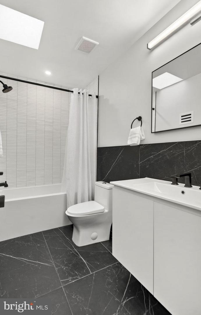 1409 SOUTH CAPITOL ST SW, WASHINGTON, District Of Columbia 20003, 2 Bedrooms Bedrooms, ,2 BathroomsBathrooms,Residential,For sale,1409 SOUTH CAPITOL ST SW,DCDC2248026 MLS # DCDC2248026