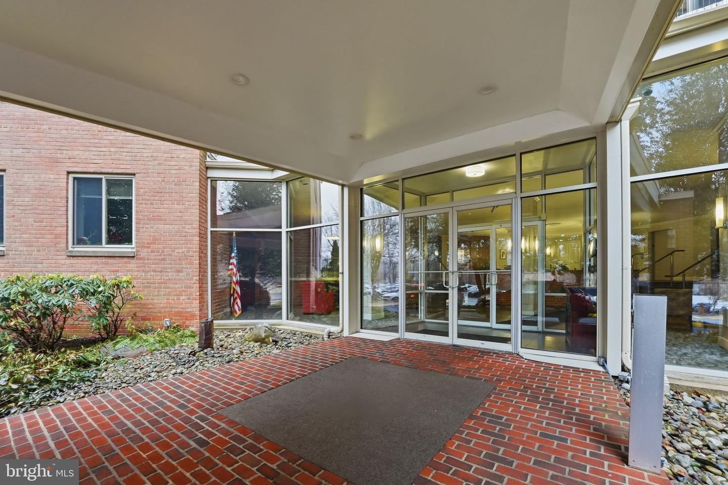 3000 SPOUT RUN PKWY #B311, ARLINGTON, Virginia 22201, 2 Bedrooms Bedrooms, ,1 BathroomBathrooms,Residential,For sale,3000 SPOUT RUN PKWY #B311,VAAR2069360 MLS # VAAR2069360