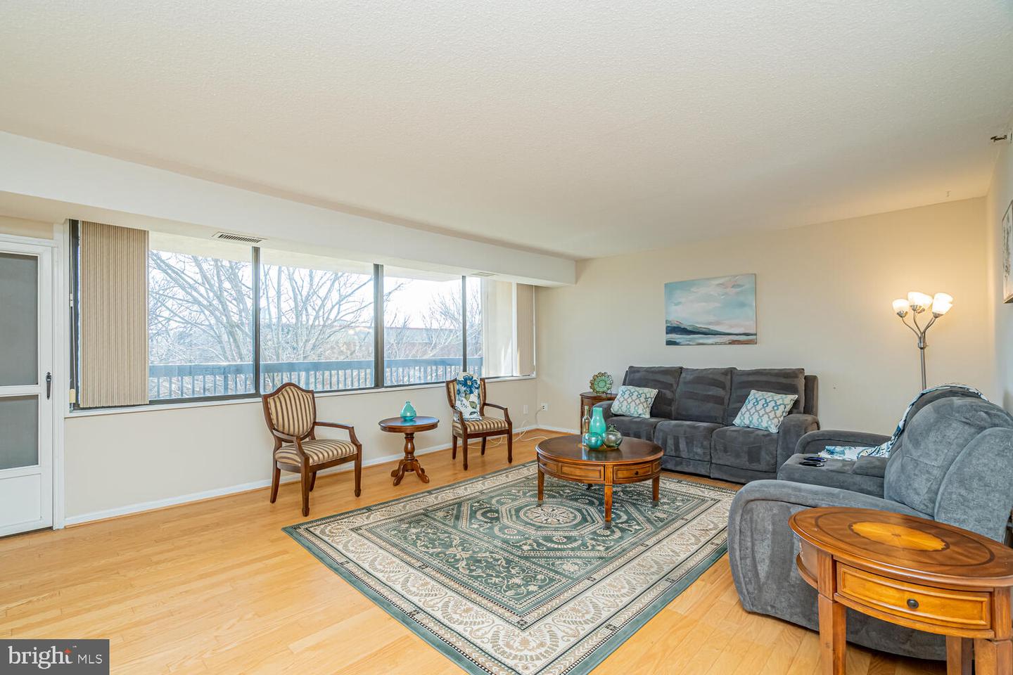 3713 S GEORGE MASON DR #305, FALLS CHURCH, Virginia 22041, 3 Bedrooms Bedrooms, ,2 BathroomsBathrooms,Residential,For sale,3713 S GEORGE MASON DR #305,VAFX2293080 MLS # VAFX2293080