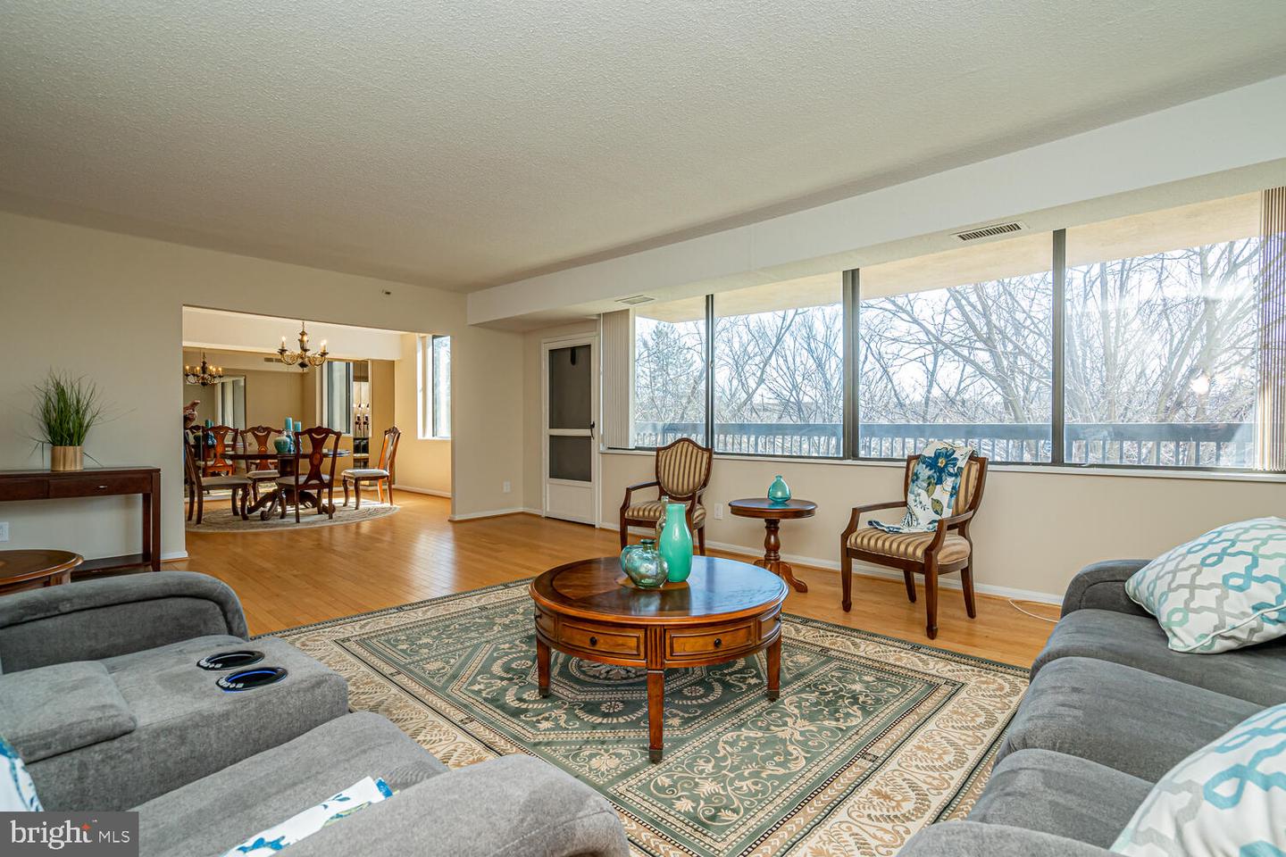 3713 S GEORGE MASON DR #305, FALLS CHURCH, Virginia 22041, 3 Bedrooms Bedrooms, ,2 BathroomsBathrooms,Residential,For sale,3713 S GEORGE MASON DR #305,VAFX2293080 MLS # VAFX2293080