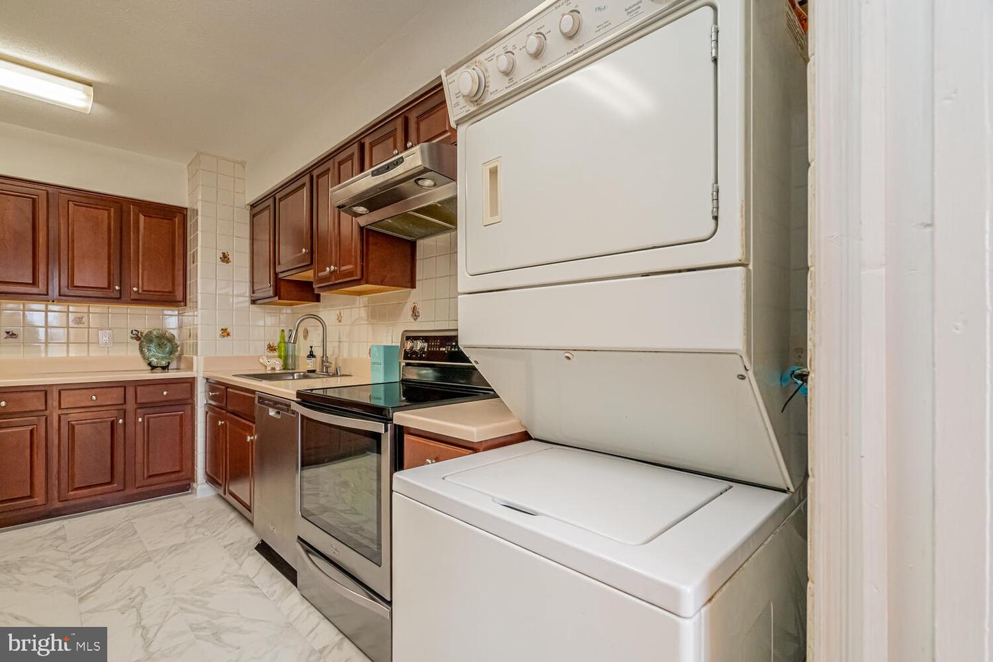 3713 S GEORGE MASON DR #305, FALLS CHURCH, Virginia 22041, 3 Bedrooms Bedrooms, ,2 BathroomsBathrooms,Residential,For sale,3713 S GEORGE MASON DR #305,VAFX2293080 MLS # VAFX2293080