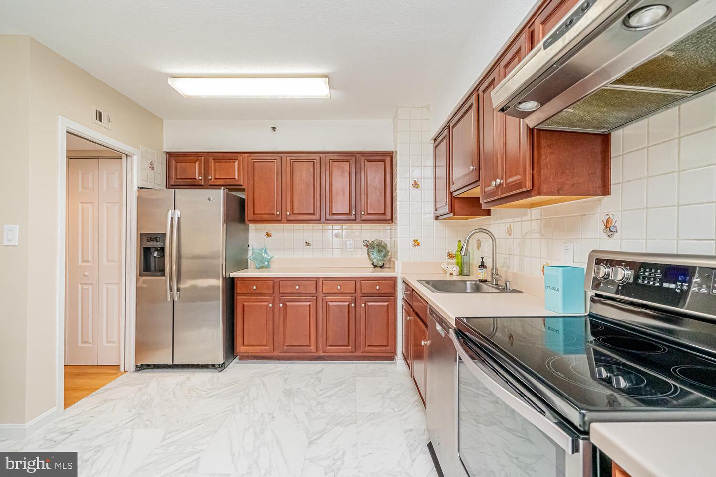 3713 S GEORGE MASON DR #305, FALLS CHURCH, Virginia 22041, 3 Bedrooms Bedrooms, ,2 BathroomsBathrooms,Residential,For sale,3713 S GEORGE MASON DR #305,VAFX2293080 MLS # VAFX2293080