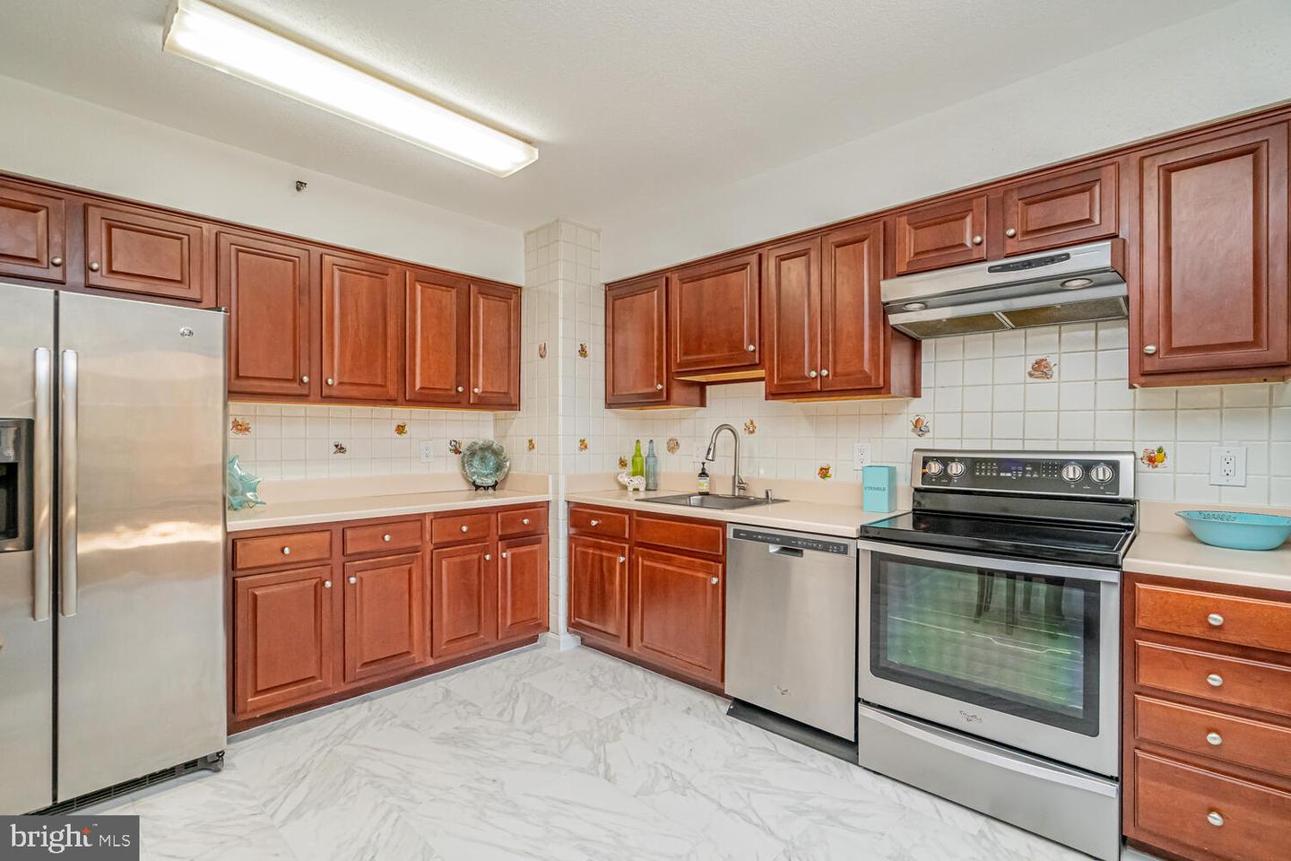 3713 S GEORGE MASON DR #305, FALLS CHURCH, Virginia 22041, 3 Bedrooms Bedrooms, ,2 BathroomsBathrooms,Residential,For sale,3713 S GEORGE MASON DR #305,VAFX2293080 MLS # VAFX2293080
