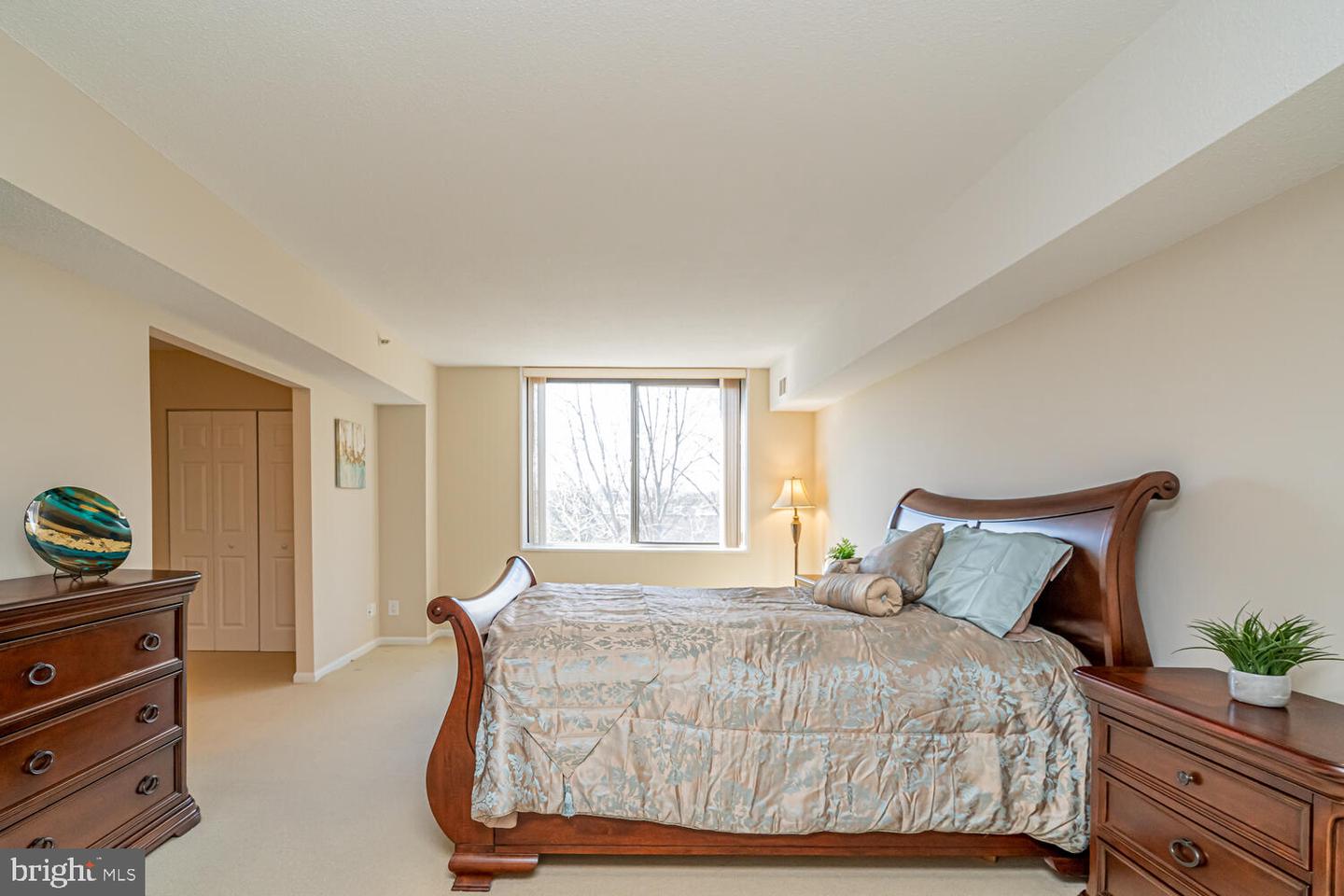 3713 S GEORGE MASON DR #305, FALLS CHURCH, Virginia 22041, 3 Bedrooms Bedrooms, ,2 BathroomsBathrooms,Residential,For sale,3713 S GEORGE MASON DR #305,VAFX2293080 MLS # VAFX2293080