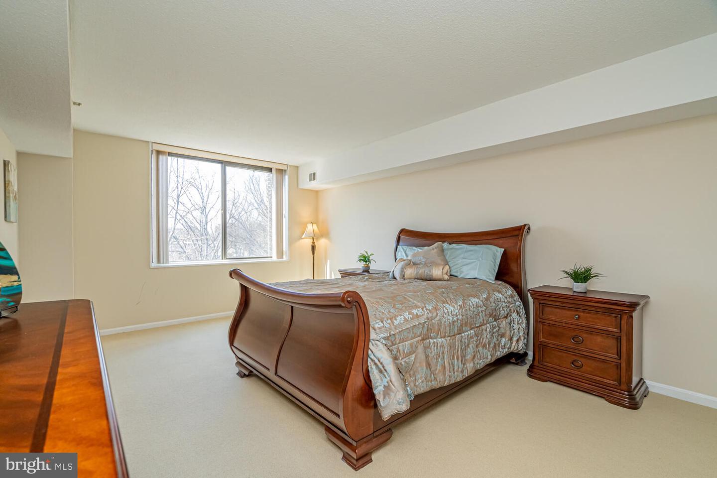 3713 S GEORGE MASON DR #305, FALLS CHURCH, Virginia 22041, 3 Bedrooms Bedrooms, ,2 BathroomsBathrooms,Residential,For sale,3713 S GEORGE MASON DR #305,VAFX2293080 MLS # VAFX2293080