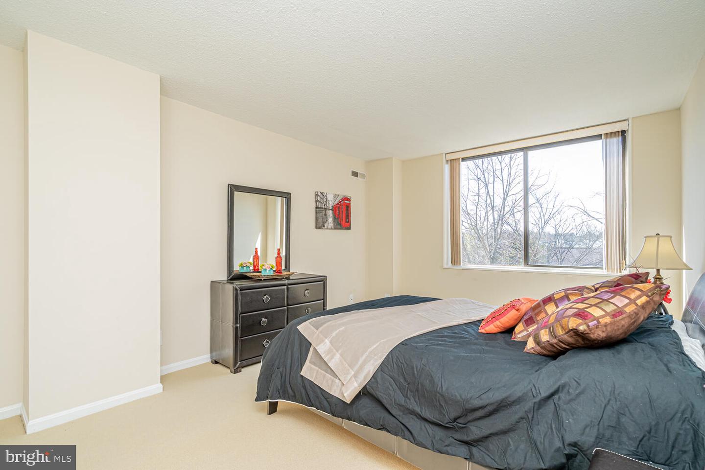 3713 S GEORGE MASON DR #305, FALLS CHURCH, Virginia 22041, 3 Bedrooms Bedrooms, ,2 BathroomsBathrooms,Residential,For sale,3713 S GEORGE MASON DR #305,VAFX2293080 MLS # VAFX2293080