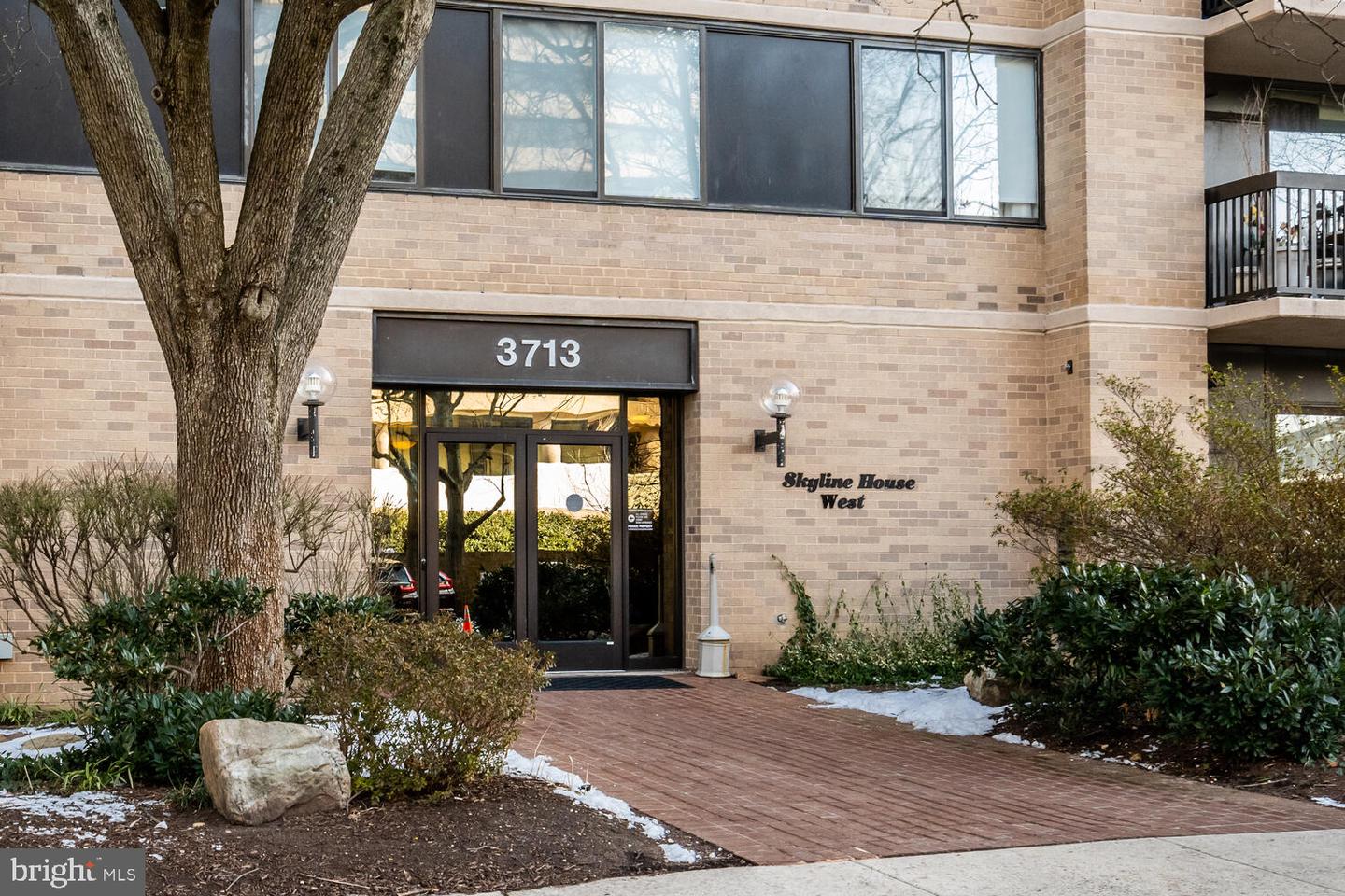 3713 S GEORGE MASON DR #305, FALLS CHURCH, Virginia 22041, 3 Bedrooms Bedrooms, ,2 BathroomsBathrooms,Residential,For sale,3713 S GEORGE MASON DR #305,VAFX2293080 MLS # VAFX2293080