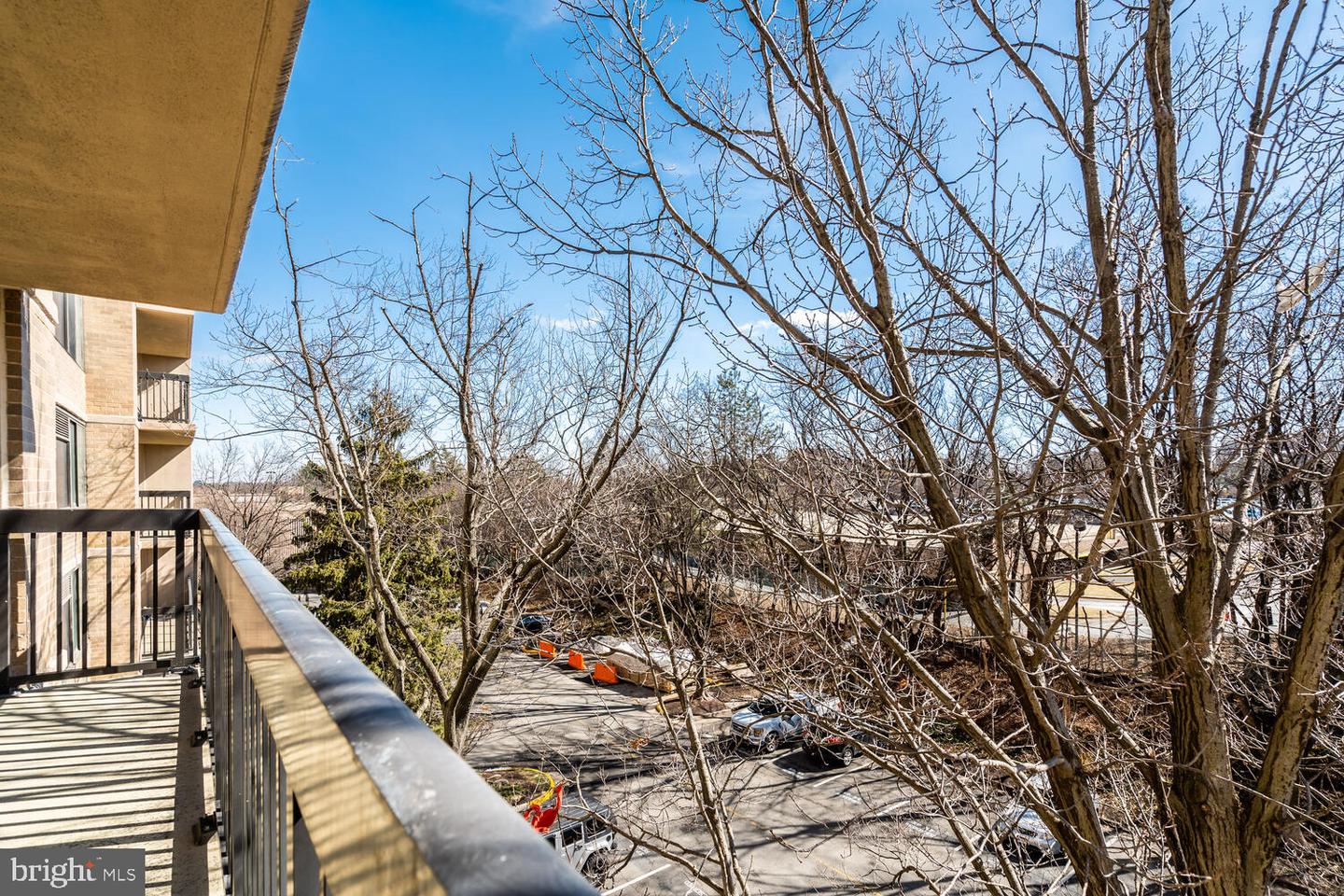 3713 S GEORGE MASON DR #305, FALLS CHURCH, Virginia 22041, 3 Bedrooms Bedrooms, ,2 BathroomsBathrooms,Residential,For sale,3713 S GEORGE MASON DR #305,VAFX2293080 MLS # VAFX2293080