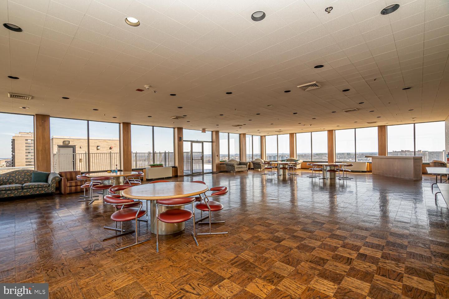 3713 S GEORGE MASON DR #305, FALLS CHURCH, Virginia 22041, 3 Bedrooms Bedrooms, ,2 BathroomsBathrooms,Residential,For sale,3713 S GEORGE MASON DR #305,VAFX2293080 MLS # VAFX2293080