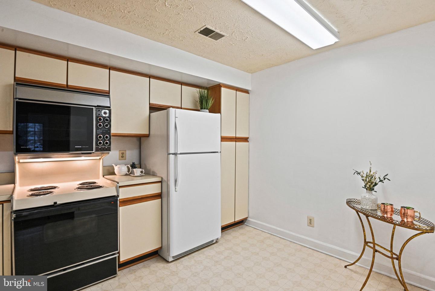 12003 RIDGE KNOLL DRIVE #9, FAIRFAX, Virginia 22033, 2 Bedrooms Bedrooms, ,2 BathroomsBathrooms,Residential,For sale,12003 RIDGE KNOLL DRIVE #9,VAFX2293110 MLS # VAFX2293110