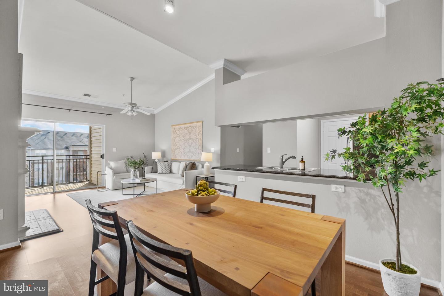 4415 WEATHERINGTON LN #402, FAIRFAX, Virginia 22030, 2 Bedrooms Bedrooms, ,2 BathroomsBathrooms,Residential,For sale,4415 WEATHERINGTON LN #402,VAFX2293186 MLS # VAFX2293186