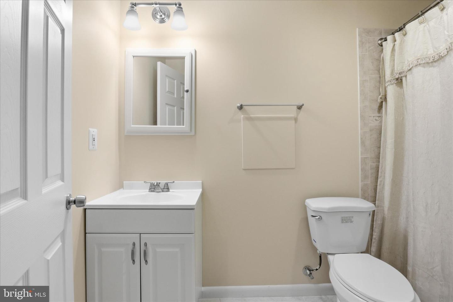 11668 GILMAN LN, HERNDON, Virginia 20170, 4 Bedrooms Bedrooms, 19 Rooms Rooms,3 BathroomsBathrooms,Residential,For sale,11668 GILMAN LN,VAFX2293534 MLS # VAFX2293534