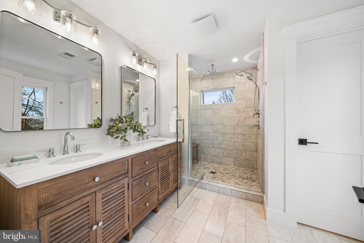 607 JOHNSTON PL, ALEXANDRIA, Virginia 22301, 4 Bedrooms Bedrooms, ,4 BathroomsBathrooms,Residential,For sale,607 JOHNSTON PL,VAAX2054688 MLS # VAAX2054688