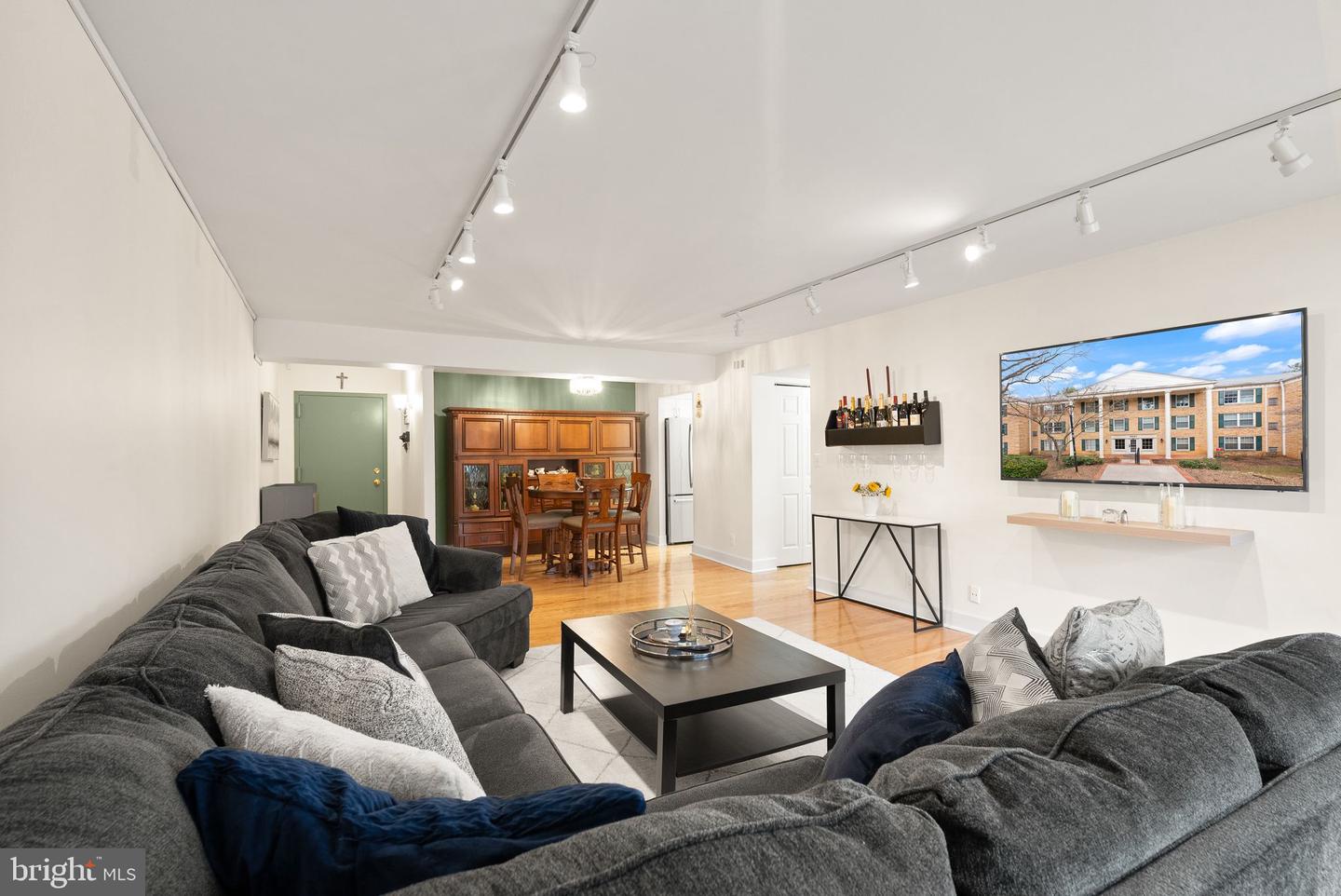 7651 TREMAYNE PL #211, MCLEAN, Virginia 22102, 2 Bedrooms Bedrooms, ,2 BathroomsBathrooms,Residential,For sale,7651 TREMAYNE PL #211,VAFX2293806 MLS # VAFX2293806