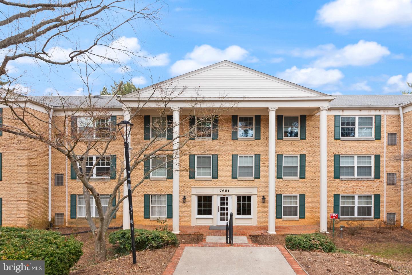 7651 TREMAYNE PL #211, MCLEAN, Virginia 22102, 2 Bedrooms Bedrooms, ,2 BathroomsBathrooms,Residential,For sale,7651 TREMAYNE PL #211,VAFX2293806 MLS # VAFX2293806
