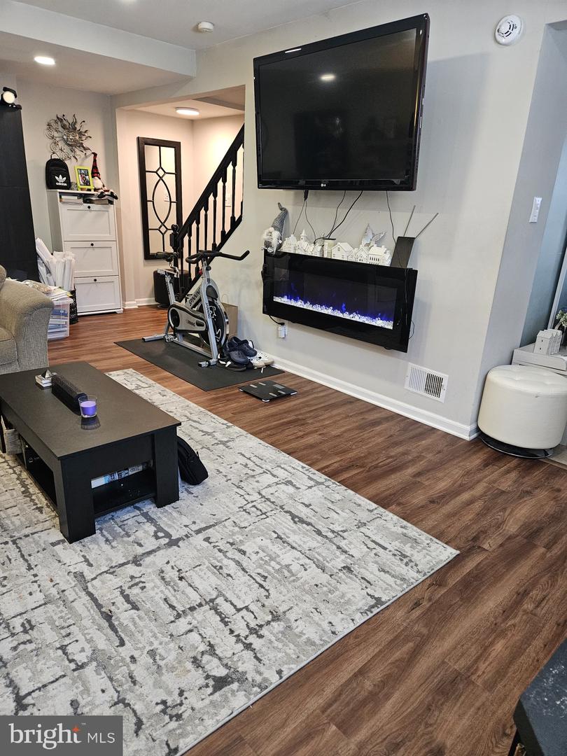 9790 HAGEL CIR, LORTON, Virginia 22079, 3 Bedrooms Bedrooms, ,2 BathroomsBathrooms,Residential,For sale,9790 HAGEL CIR,VAFX2293906 MLS # VAFX2293906