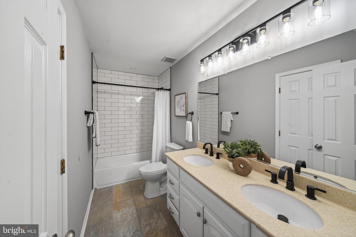 6934 VILLAGE STREAM PL, GAINESVILLE, Virginia 20155, 3 Bedrooms Bedrooms, ,1 BathroomBathrooms,Residential,For sale,6934 VILLAGE STREAM PL,VAPW2113716 MLS # VAPW2113716