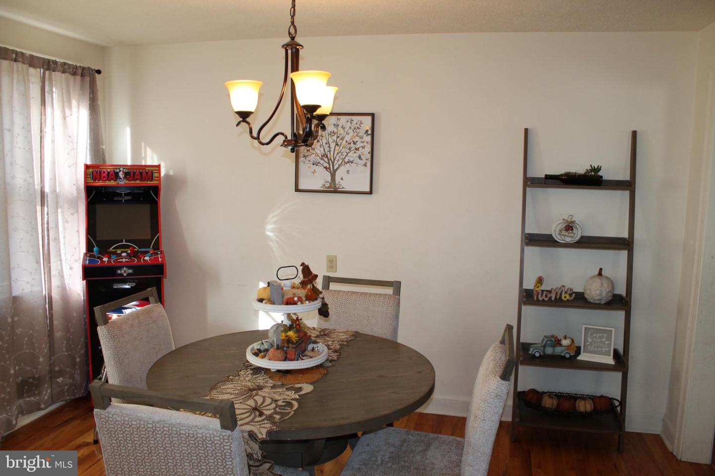 117 W OATES AVE, WINCHESTER, Virginia 22601, 3 Bedrooms Bedrooms, 6 Rooms Rooms,1 BathroomBathrooms,Residential,For sale,117 W OATES AVE,VAWI2009446 MLS # VAWI2009446