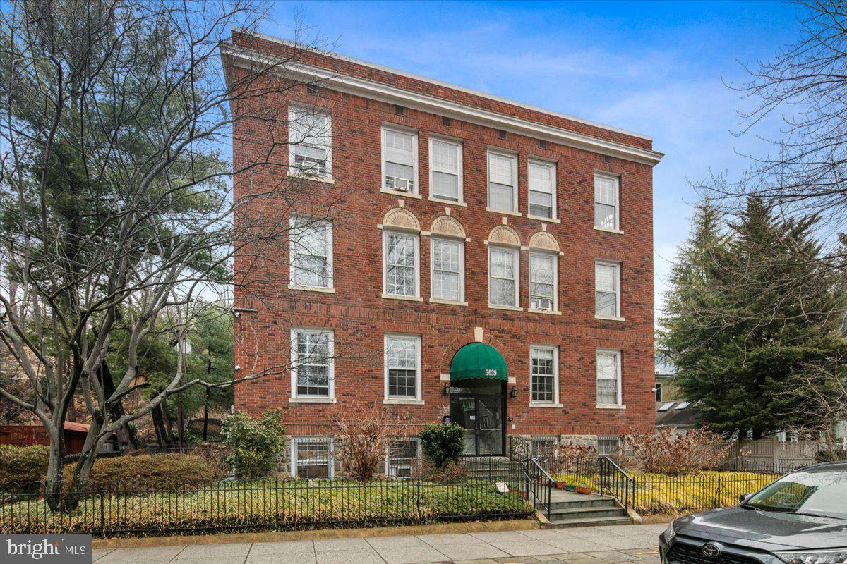 3039 MACOMB ST NW #18, WASHINGTON, District Of Columbia 20008, 2 Bedrooms Bedrooms, ,1 BathroomBathrooms,Residential,For sale,3039 MACOMB ST NW #18,DCDC2235616 MLS # DCDC2235616