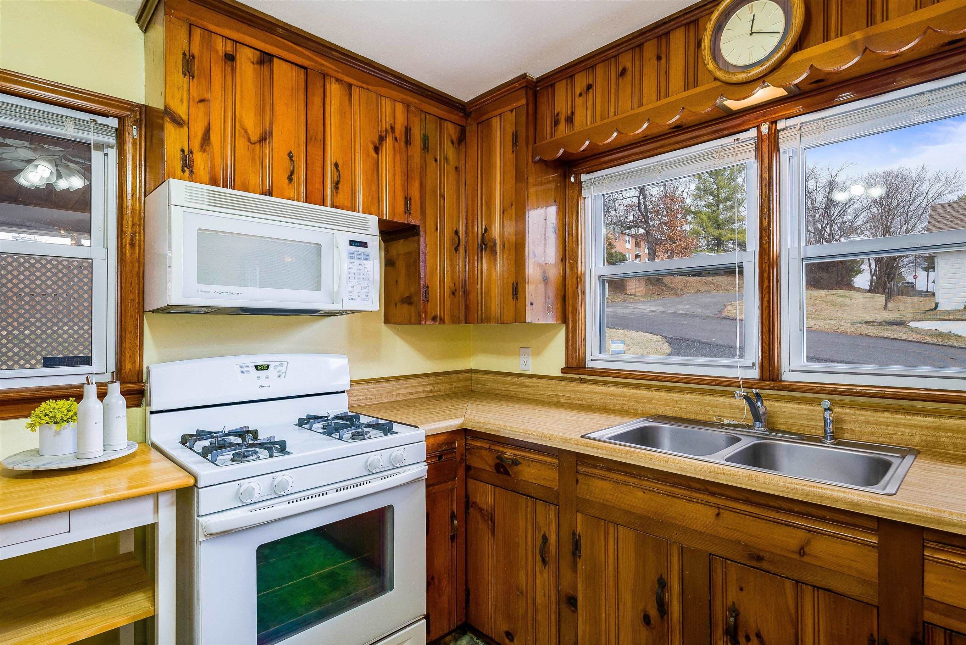 2110 ORANGE ST, STAUNTON, Virginia 24401, 3 Bedrooms Bedrooms, ,1 BathroomBathrooms,Residential,2110 ORANGE ST,673951 MLS # 673951