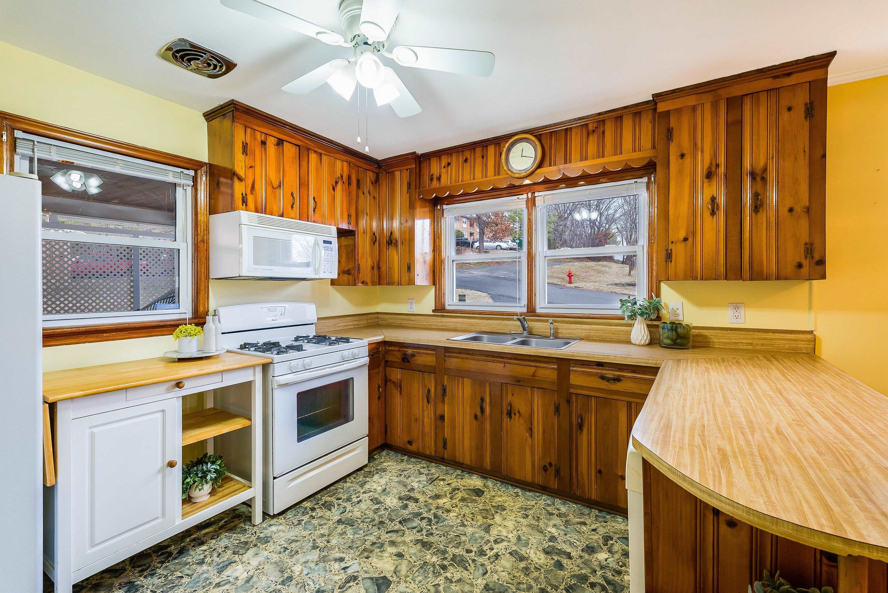 2110 ORANGE ST, STAUNTON, Virginia 24401, 3 Bedrooms Bedrooms, ,1 BathroomBathrooms,Residential,2110 ORANGE ST,673951 MLS # 673951