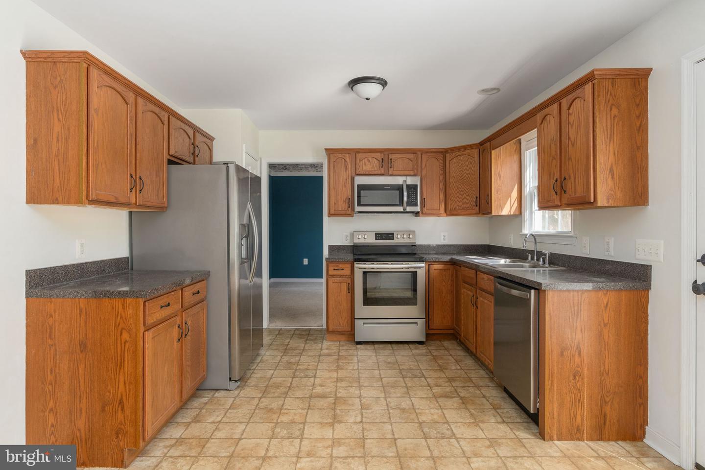 201 LAKE CAROLINE DR, RUTHER GLEN, Virginia 22546, 3 Bedrooms Bedrooms, 8 Rooms Rooms,2 BathroomsBathrooms,Residential,For sale,201 LAKE CAROLINE DR,VACV2009446 MLS # VACV2009446