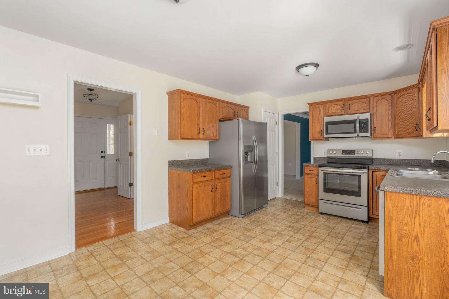 201 LAKE CAROLINE DR, RUTHER GLEN, Virginia 22546, 3 Bedrooms Bedrooms, 8 Rooms Rooms,2 BathroomsBathrooms,Residential,For sale,201 LAKE CAROLINE DR,VACV2009446 MLS # VACV2009446