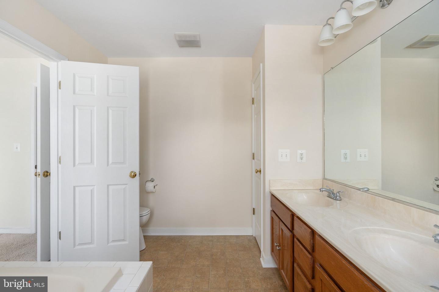 201 LAKE CAROLINE DR, RUTHER GLEN, Virginia 22546, 3 Bedrooms Bedrooms, 8 Rooms Rooms,2 BathroomsBathrooms,Residential,For sale,201 LAKE CAROLINE DR,VACV2009446 MLS # VACV2009446