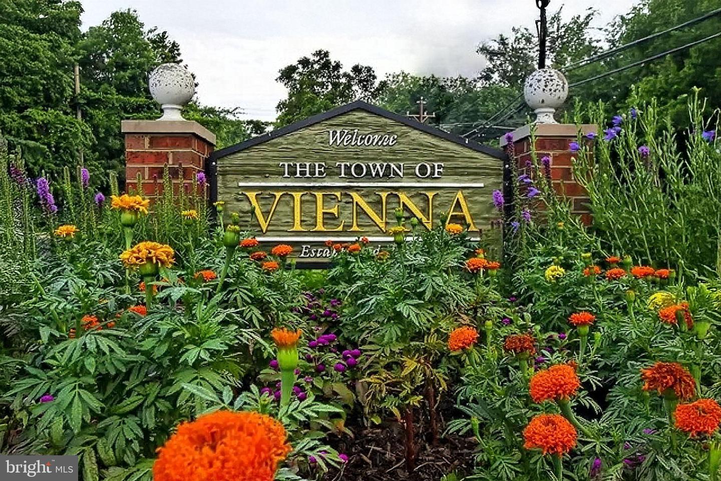 518 BRENTWOOD CT, VIENNA, Virginia 22180, 5 Bedrooms Bedrooms, 20 Rooms Rooms,4 BathroomsBathrooms,Residential,For sale,518 BRENTWOOD CT,VAFX2290194 MLS # VAFX2290194