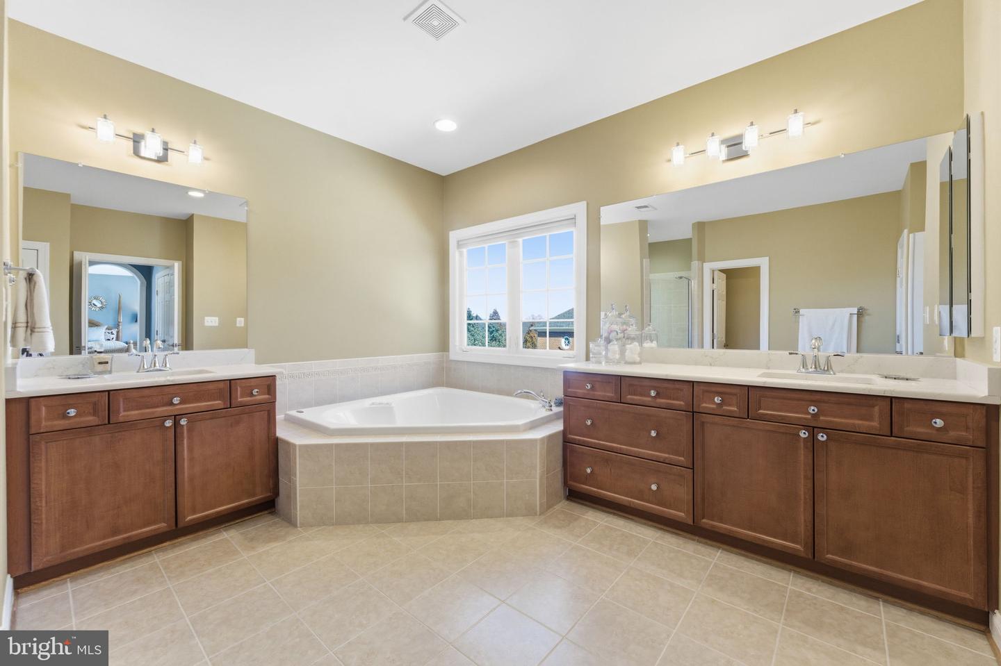 204 LAWSON RD SE, LEESBURG, Virginia 20175, 5 Bedrooms Bedrooms, ,4 BathroomsBathrooms,Residential,For sale,204 LAWSON RD SE,VALO2115962 MLS # VALO2115962