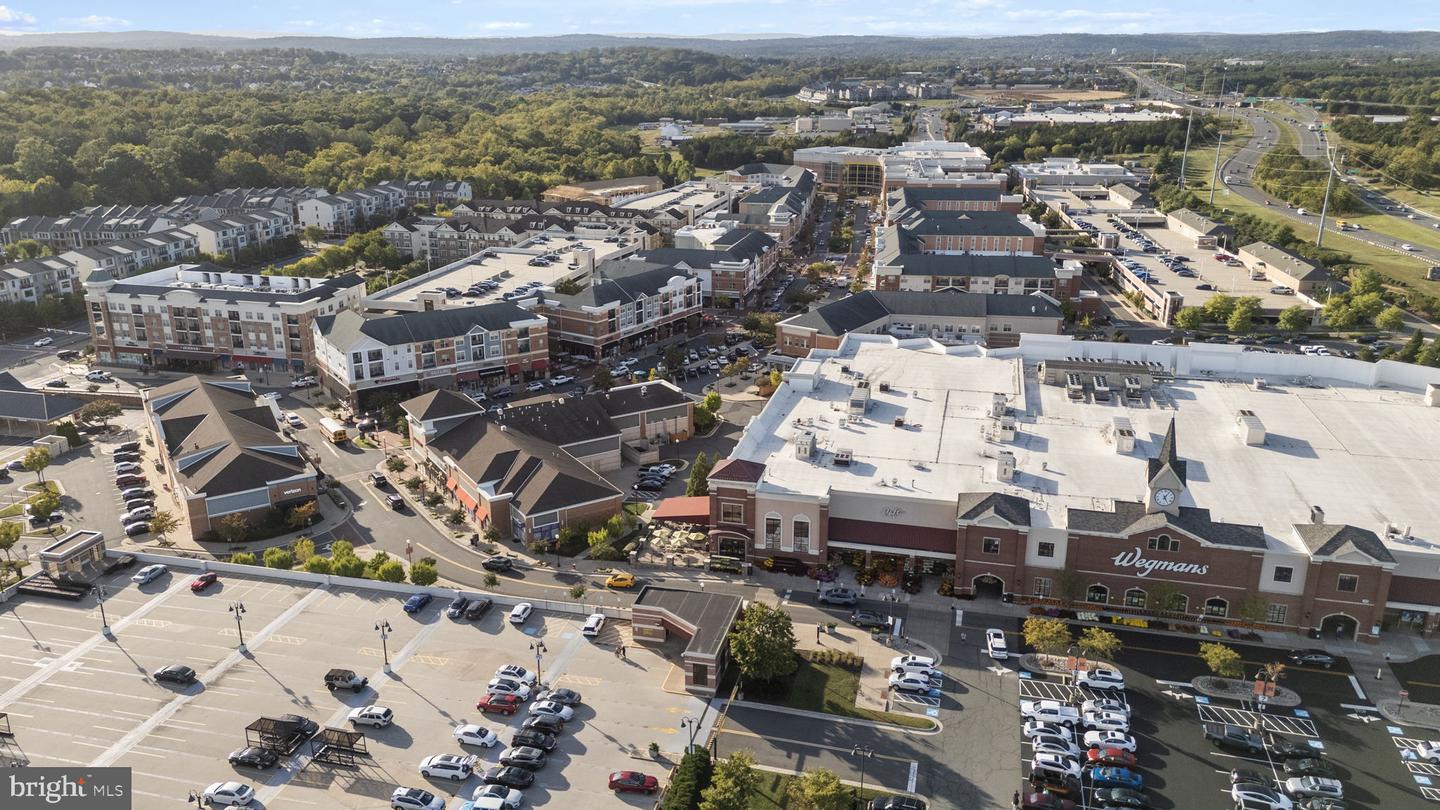 204 LAWSON RD SE, LEESBURG, Virginia 20175, 5 Bedrooms Bedrooms, ,4 BathroomsBathrooms,Residential,For sale,204 LAWSON RD SE,VALO2115962 MLS # VALO2115962