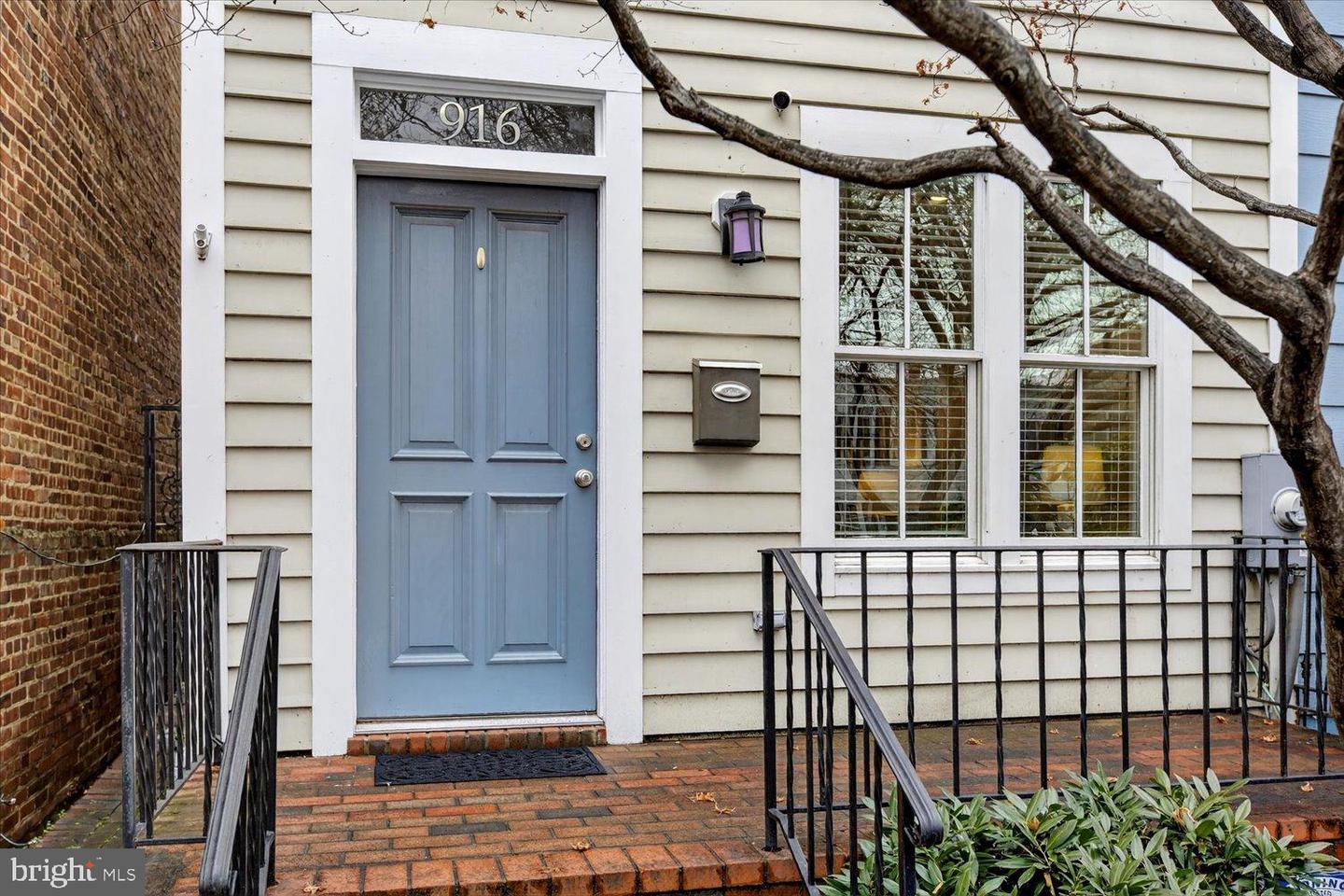 916 G ST SE, WASHINGTON, District Of Columbia 20003, 2 Bedrooms Bedrooms, 5 Rooms Rooms,2 BathroomsBathrooms,Residential,For sale,916 G ST SE,DCDC2247052 MLS # DCDC2247052