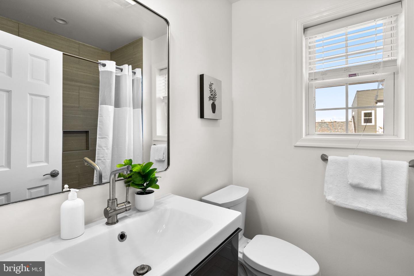 1201 QUEEN ST NE, WASHINGTON, District Of Columbia 20002, 5 Bedrooms Bedrooms, ,3 BathroomsBathrooms,Residential,For sale,1201 QUEEN ST NE,DCDC2247372 MLS # DCDC2247372