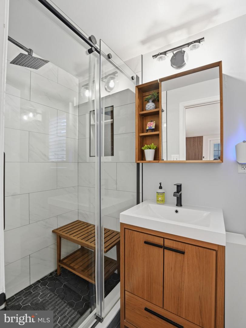 1608 CRESTWOOD DR, ALEXANDRIA, Virginia 22302, 3 Bedrooms Bedrooms, ,3 BathroomsBathrooms,Residential,For sale,1608 CRESTWOOD DR,VAAX2054444 MLS # VAAX2054444