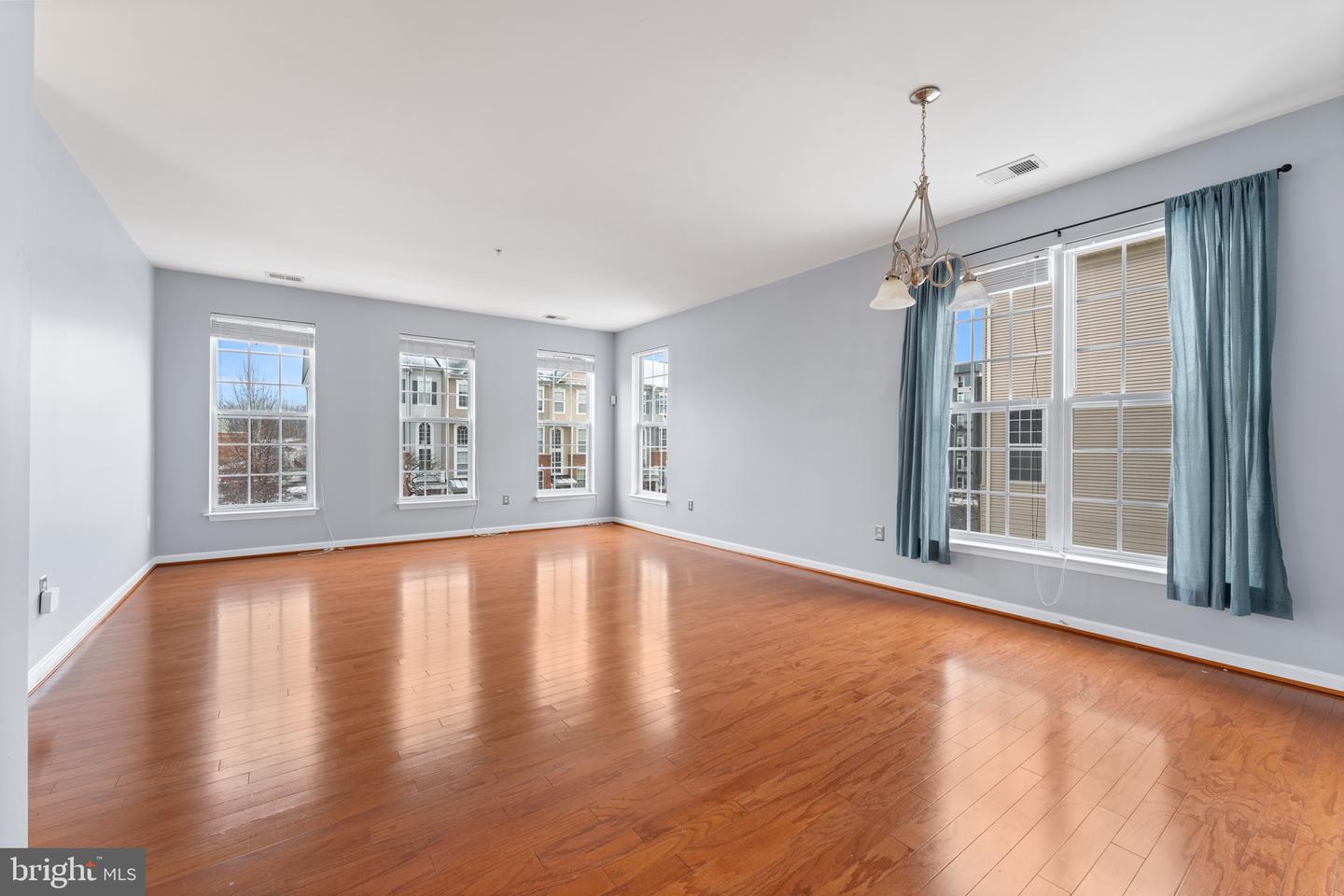 15522 JOHN DISKIN CIR, WOODBRIDGE, Virginia 22191, 3 Bedrooms Bedrooms, ,2 BathroomsBathrooms,Residential,For sale,15522 JOHN DISKIN CIR,VAPW2113504 MLS # VAPW2113504