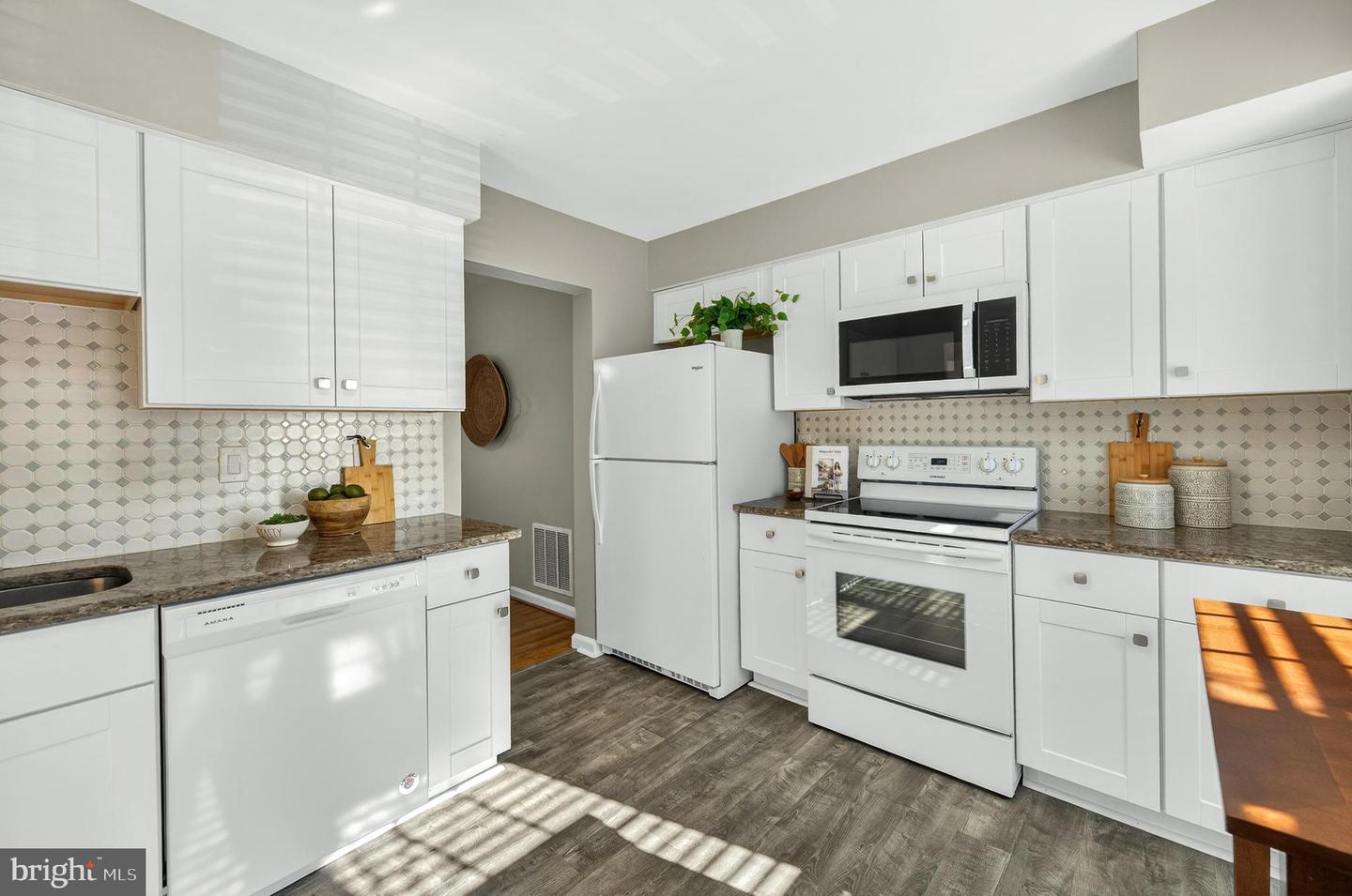 5635 SUTHERLAND CT, BURKE, Virginia 22015, 3 Bedrooms Bedrooms, 11 Rooms Rooms,2 BathroomsBathrooms,Residential,For sale,5635 SUTHERLAND CT,VAFX2293278 MLS # VAFX2293278