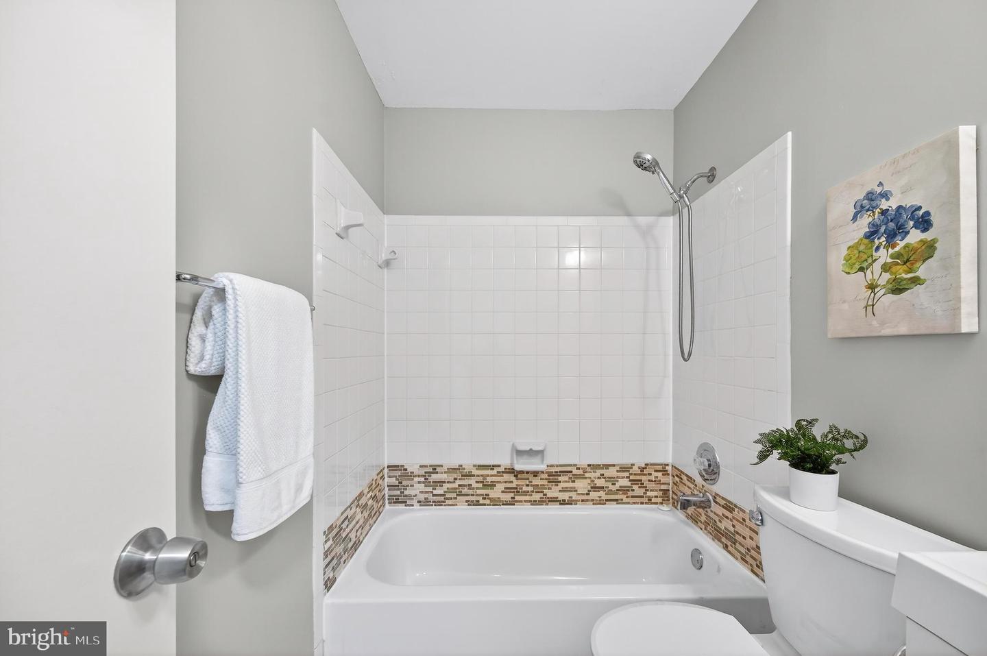 5635 SUTHERLAND CT, BURKE, Virginia 22015, 3 Bedrooms Bedrooms, 11 Rooms Rooms,2 BathroomsBathrooms,Residential,For sale,5635 SUTHERLAND CT,VAFX2293278 MLS # VAFX2293278