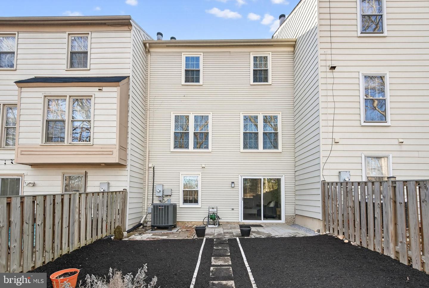 5635 SUTHERLAND CT, BURKE, Virginia 22015, 3 Bedrooms Bedrooms, 11 Rooms Rooms,2 BathroomsBathrooms,Residential,For sale,5635 SUTHERLAND CT,VAFX2293278 MLS # VAFX2293278