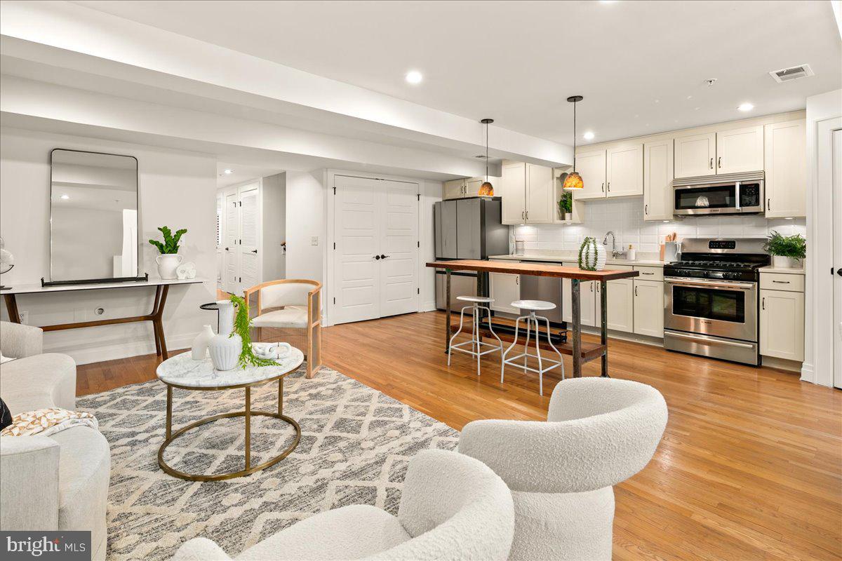 1109 M ST NW #11, WASHINGTON, District Of Columbia 20005, 2 Bedrooms Bedrooms, ,2 BathroomsBathrooms,Residential,For sale,1109 M ST NW #11,DCDC2248216 MLS # DCDC2248216