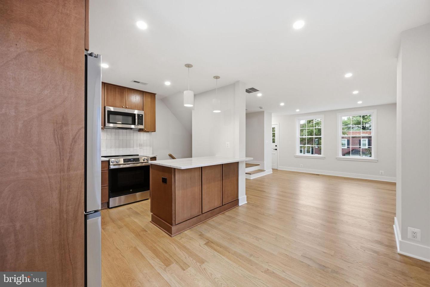 4849 28TH ST S #B, ARLINGTON, Virginia 22206, 2 Bedrooms Bedrooms, 9 Rooms Rooms,2 BathroomsBathrooms,Residential,For sale,4849 28TH ST S #B,VAAR2069502 MLS # VAAR2069502