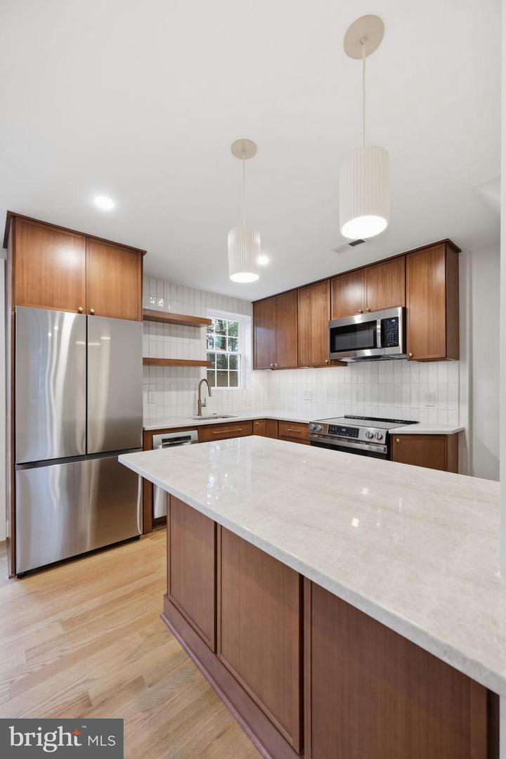 4849 28TH ST S #B, ARLINGTON, Virginia 22206, 2 Bedrooms Bedrooms, 9 Rooms Rooms,2 BathroomsBathrooms,Residential,For sale,4849 28TH ST S #B,VAAR2069502 MLS # VAAR2069502