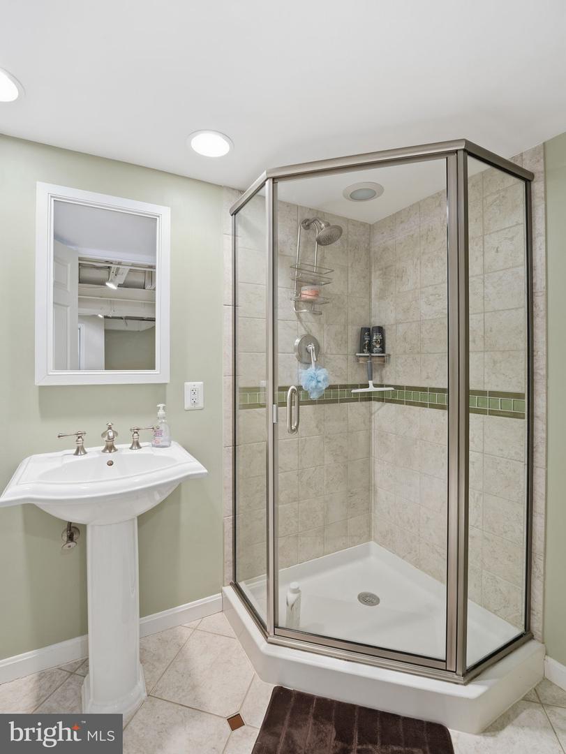 6223 26TH ROAD N, ARLINGTON, Virginia 22207, 4 Bedrooms Bedrooms, ,3 BathroomsBathrooms,Residential,For sale,6223 26TH ROAD N,VAAR2069512 MLS # VAAR2069512